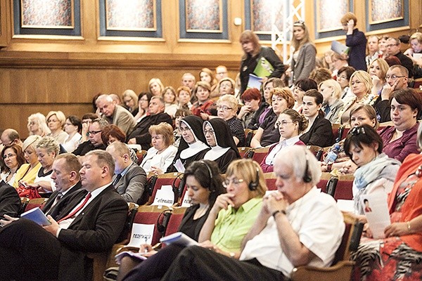 W Polsce i w Warszawie rośnie liczba rodzin adopcyjnych i zastępczych – ogłoszono  podczas kongresu