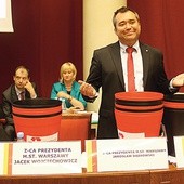 Podczas sesji rady miasta wiceprezydent stolicy Jarosław Dąbrowski podarował radnym kosze do segregacji odpadów. Część rajców oddała mu je z powrotem jako symbol fiaska rewolucji śmieciowej