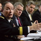 Gen. Keith Alexander (pierwszy z lewej), szef Narodowej Agencji Bezpieczeństwa (NSA) musiał tłumaczyć się przed Senatem USA  z powodu oskarżeń o nielegalną inwigilację