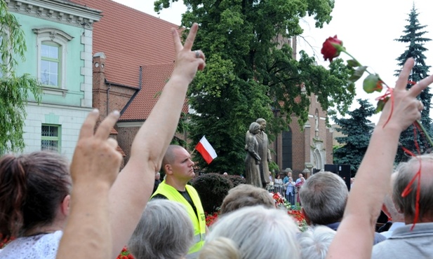 Na koniec koncertu obecni śpiewali razem z Janem Pietrzakiem ”Żeby Polska”