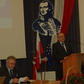 Prof. dr hab. Włodzimierz Sułek przedstawił zakres badań w Laboratorium Chemii Gospodarczej i Kosmetyków. Z lewej Rektor Uniwersytetu Technologiczno-Humanistycznego Zbigniew Łukasik