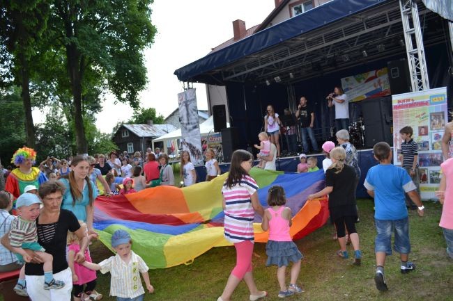 Dzieci i dorośli nie nudzili się na pikniku zorganizowanym przez parafię w Czernicach Borowych