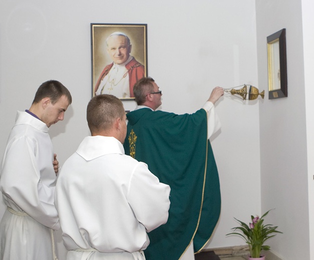 Relikwie Jana Pawła II u oo. franciszkanów