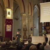 Łódzkie „Dialogi w katedrze” to cykl spotkań, podczas których abp Marek Jędraszewski odpowiada na pytania wiernych. Za każdym razem najważniejsza świątynia w mieście, kojarzonym z lewicowymi tradycjami, jest wypełniona ludźmi. Widzieliśmy to na własne oczy