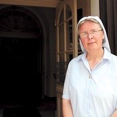  Siostra Urszula Brzonkalik w drzwiach kościoła franciszkanów w Opolu 