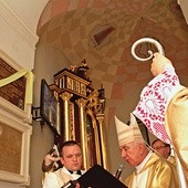  Z abp. Wojciechem Ziembą tablicę odsłaniał także  bp Andrzej Jeż