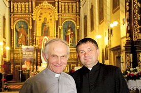  Czcicielem MB Gręboszowskiej jest m.in. ks. Ryszard Banach (z lewej). Obok proboszcz ks. Wiesław Babiarz 