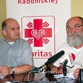   Dyrektor diecezjalnej Caritas ks. Grzegorz Wójcik i Wojciech Dąbrowski opowiadali o realizowanych projektach 