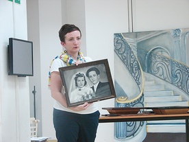  Małgorzata Kłych przedstawia zdjęcie tradycyjnie ubranej pary młodej z lat 50. XX wieku