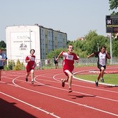  Podczas rywalizacji na stadionie