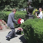  Wiązankę kwiatów złożył Michał Tarnowski