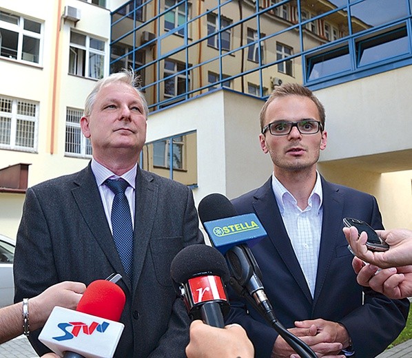  Mirosław Leśniewski (z lewej) wraz ze starostą Robertem Filą na spotkaniu z dziennikarzami