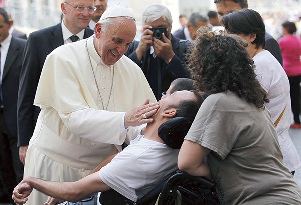  26.06.2013, Rzym. Papież Franciszek podczas audiencji generalnej na placu św. Piotra pozdrawia wiernych, zatrzymuje się przy chorych