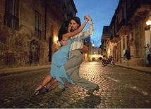 Zdjęcie Stanisława Markowskiego przedstawiające Javiera i Geraldine tańczących tango na uliczce San Telmo  – dzielnicy Buenos Aires