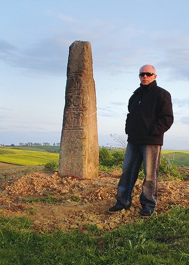 Henryk Sławiec przy granicznym słupie