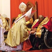 W trakcie uroczystości bp Ignacy wręczył ks. Józefowi Molendzie pamiątkowy pierścień  