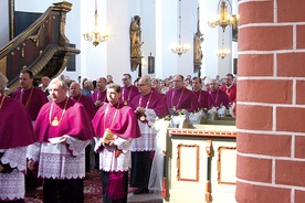 Na uroczystości zebrali się wierni i lidzbarska kapituła