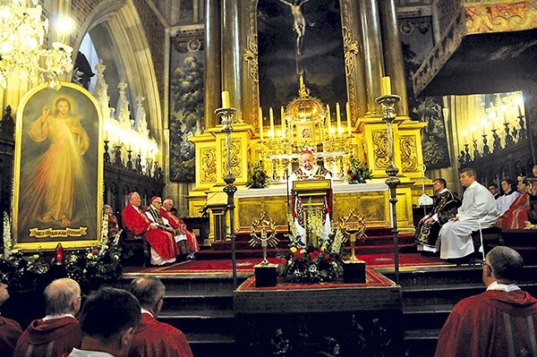 – Jan Paweł II przejdzie do historii jako Papież Bożego Miłosierdzia – przypominał kard. Dziwisz, ponownie zawierzając naszą diecezję i cały świat Bożemu Miłosierdziu