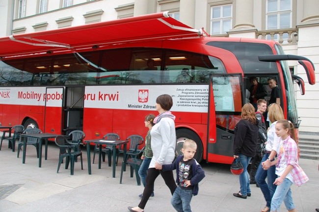 W mobilnym autobusie można oddawać krew przez całe wakacje