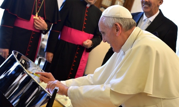 Papież zagrał na karaibskiej perkusji