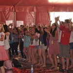 7 lipca. Taneczna aranżacja hymnu "Studni" w wykonaniu uczestników festiwalu