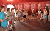 7 lipca. Taneczna aranżacja hymnu "Studni" w wykonaniu uczestników festiwalu