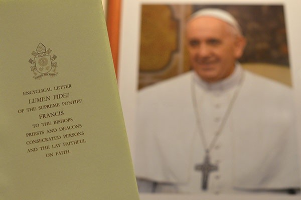 Po raz pierwszy w historii Kościoła ogłoszona została encyklika napisana przez dwóch żyjących papieży