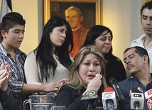 Uzdrowiona dzięki modlitwie za wstawiennictwem bł. Jana Pawła II Floribeth Mora Diaz (w środku) z rodziną