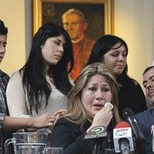 Uzdrowiona dzięki modlitwie za wstawiennictwem bł. Jana Pawła II Floribeth Mora Diaz (w środku) z rodziną