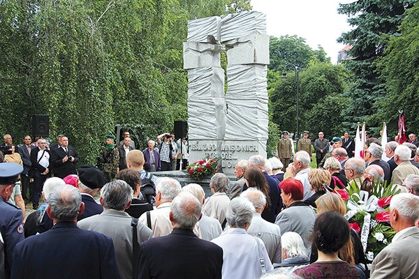 Kilkaset osób wzięło udział w uroczystościach pod pomnikiem i we Mszy św. Pamięć o ofiarach zamordowanych przez ukraińskich nacjonalistów jest ciągle żywa