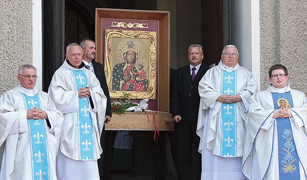 Po Mszy św. wokół kościoła przeszła procesja z obrazem Pani Kazimierzowskiej i odśpiewano Apel Jasnogórski