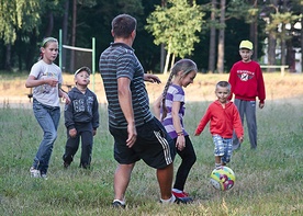 Wspólna zabawa i ognisko to stałe elementy każdego dnia ewangelizacji wioskowej