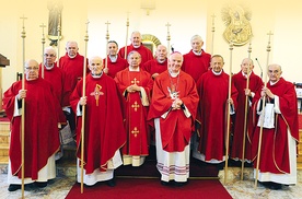 Pamiątką jubileuszowej celebry są krzyże wręczone przez bp. Henryka Tomasika