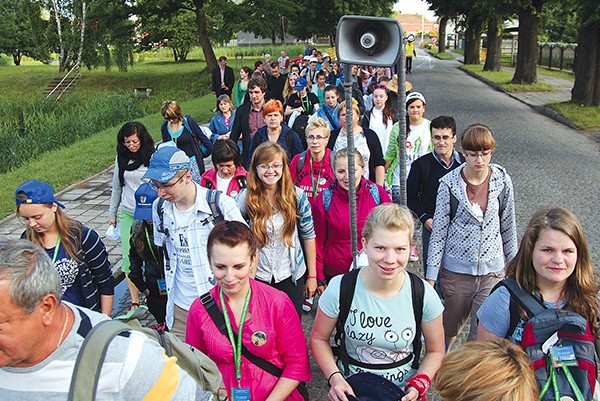 „Przymnóż nam wiary” – to hasło tegorocznej pielgrzymki, w której wyruszyło ok. 130 osób. Pielgrzymka trwa od 2 do 12 lipca