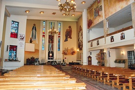  Wnętrze kościoła ze współczesną polichromią
