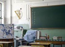  13,5 tys. – tylu nauczycieli straciło pracę w 2012 r.  1,521 mln – o tyle zmalała  liczba uczniów w polskich  szkołach w ciągu ostatnich 7 lat