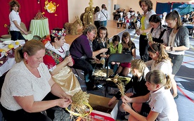  Panie ze Związku Śląskich Kobiet Wiejskich z przewodniczącą Marią Żmiją- -Glombik (w stroju ludowym) uczą młodzież jak robić wieńce żniwne 
