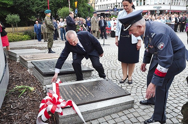 Tablicę odsłonili (od lewej) Bogusław Wierdak, przewodniczący sejmiku, Barbara Kamińska  z Zarządu Województwa i mjr Adam Kownacki, żołnierz AK, uczestnik obrony Przebraża z 1943 r.