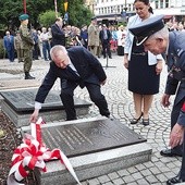 Tablicę odsłonili (od lewej) Bogusław Wierdak, przewodniczący sejmiku, Barbara Kamińska  z Zarządu Województwa i mjr Adam Kownacki, żołnierz AK, uczestnik obrony Przebraża z 1943 r.