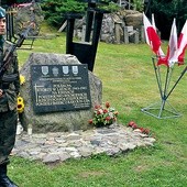 Uczestnicy obchodów złożyli kwiaty pod obeliskiem „Polakom, którzy w latach 1943–1945 na Kresach Południowo- -Wschodnich Rzeczypospolitej ponieśli śmierć z rąk OUN-UPA