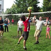  Na oazie w Śmiechowie wymyślili „chrześcijańską siatkówkę”. Na boisku gra każdy, kto chce, czasami nawet ponad 20 osób – dzieci i dorosłych 