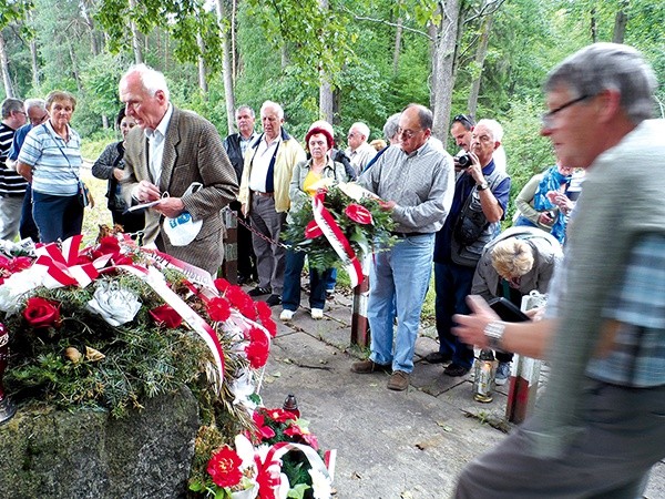 Przy pomniku w Bełżcu złożyli kwiaty i zapalili znicze