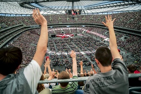 Wielu uczestników rekolekcji na stadionie po raz pierwszy zetknęło się z modlitwą charyzmatyczną