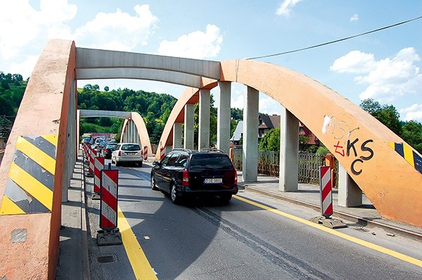   Most w Białym Dunajcu był budowany kilkadziesiąt lat temu dla furmanek i bardzo małego ruchu samochodowego. Jego modernizacja nie wchodzi w grę, potrzebna jest zupełnie nowa przeprawa
