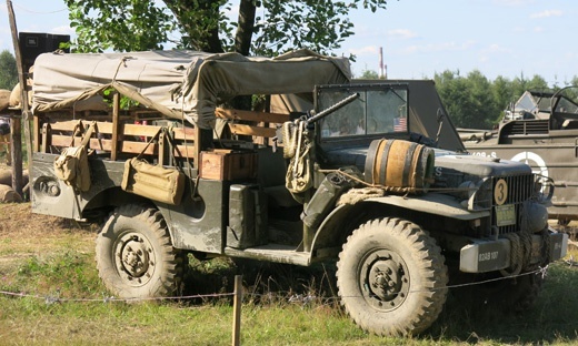 Juczny osiołek na czterech wielkich kołach.