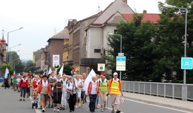 Pielgrzymi na granicznym moście na Olzie - łączącym Cieszyn i Czeski Cieszyn