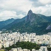 Nad Rio de Janeiro,  na wzgórzu Corcovado, góruje  pomnik Chrystusa Odkupiciela  