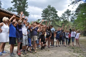 Grupa dzieci z dekanatu płońskiego zadowolona z pobytu w ośrodku w Popowie