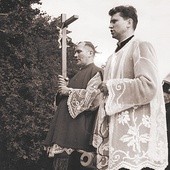 Życie księdza Szwedy (po lewej) było naznaczone krzyżem Chrystusa