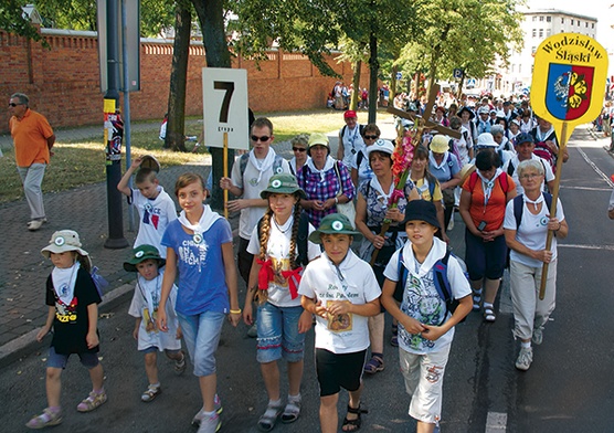 Pielgrzymka Rybnicka w 2012 r., w pierwszym rzędzie od lewej: Faustyna i Konrad Wardengowie, ich koleżanka Marysia, Kasia i Tymoteusz Wardengowie, ich kolega Rafał